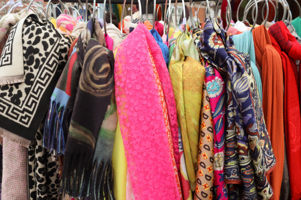 在德国布料市场发现的不同颜色的布料和布料样品图片下载