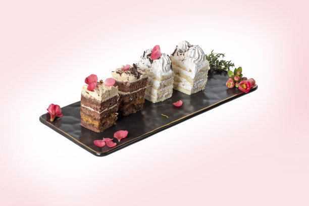 提拉米苏蛋糕片。孤立。粉色背景图片下载