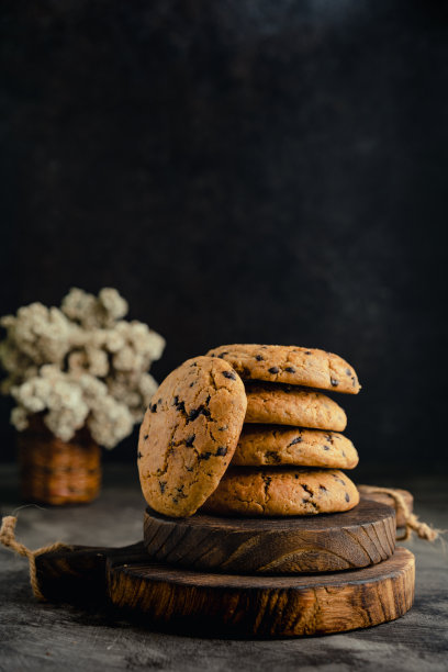 自制的巧克力片饼干在质朴的木制过山车和抽象的背景图片下载