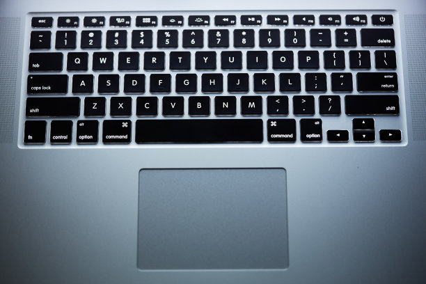 键盘的笔记本电脑。背光电脑键盘特写。高科技理念图片下载