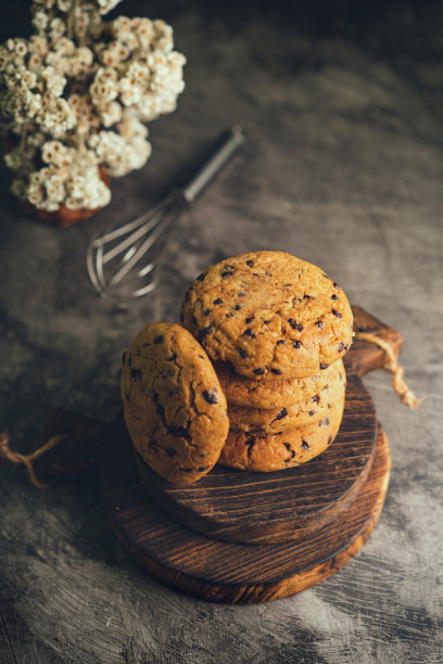 自制的巧克力片饼干在质朴的木制过山车和抽象的背景图片下载