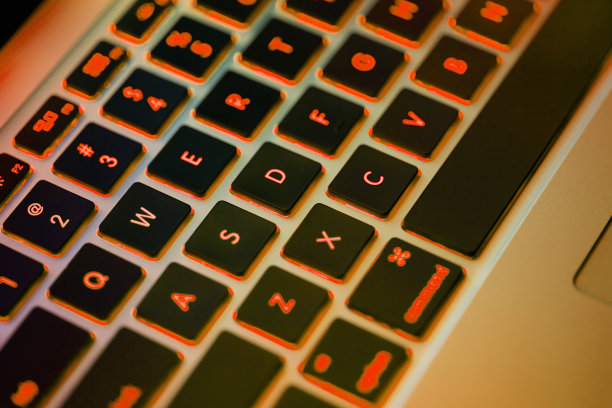 键盘的笔记本电脑。背光电脑键盘特写。高科技理念图片下载