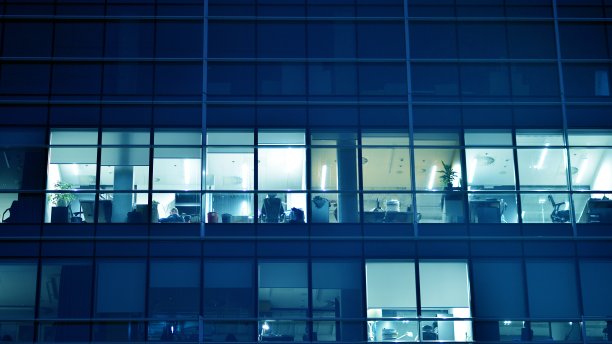 办公楼窗户夜间照明的图案。图片下载