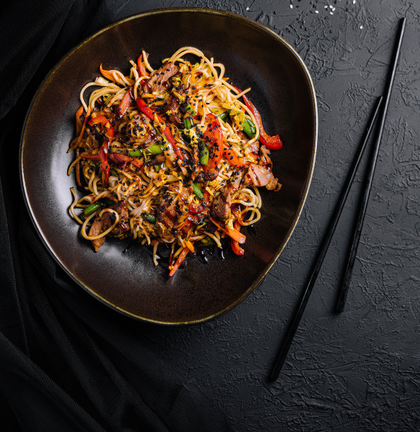 日式乌冬面，牛肉荞麦面，黑碗图片下载