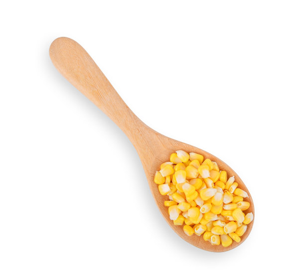 白色背景木勺中的甜玉米种子图片下载