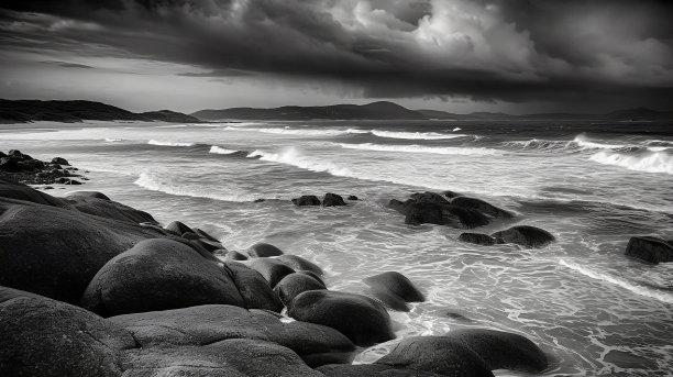 美丽的海滩景色在暴风雨的一天，雄伟的花岗岩点缀着海岸线图片下载