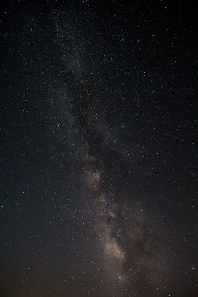 星空和银河上一个晴朗的黑夜，夜景在山间图片下载