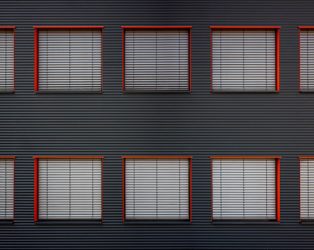 商业建筑的波纹铁立面。图片下载