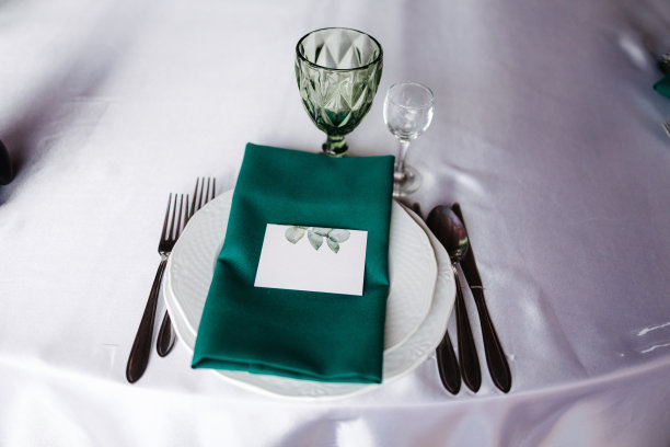 在餐厅布置餐桌。餐具俯视图图片下载