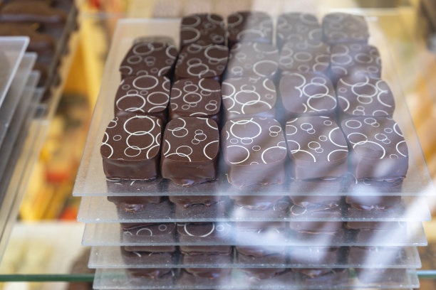 特写的一些不同类型的精美巧克力出售的商店，专门从事著名的比利时巧克力图片下载