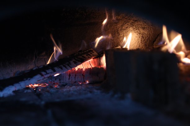 在炉子里烧木头图片下载