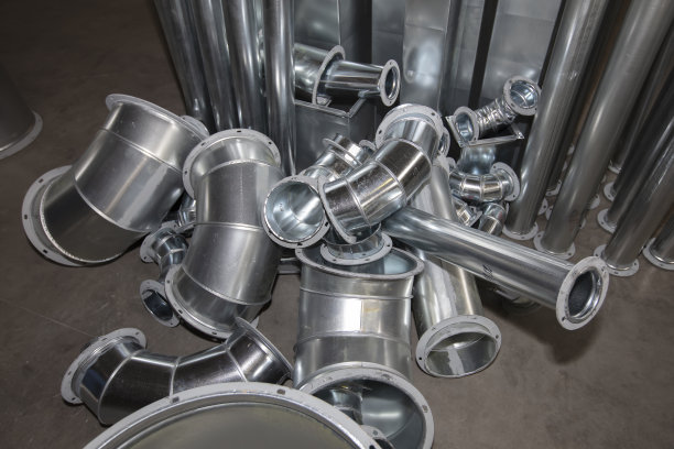冶金厂的金属不锈钢通风管道。金属滚。图片下载