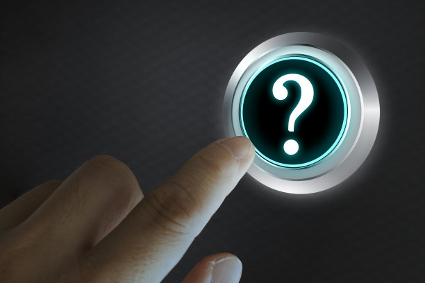 男性用手点击模糊办公室背景、常见问题和研究概念上的抽象虚拟问号草图。双重曝光图片下载