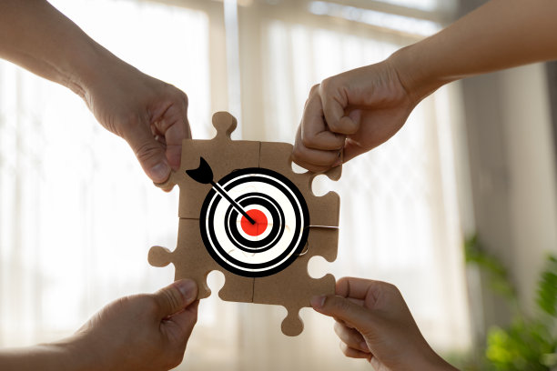 利益相关者，业务联系，团队合作和团队建设理念。特写木头人，就像商人在拼图上用目标图标符号图片下载