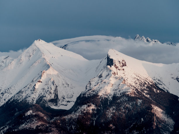 白雪覆盖的高山山峰。图片下载