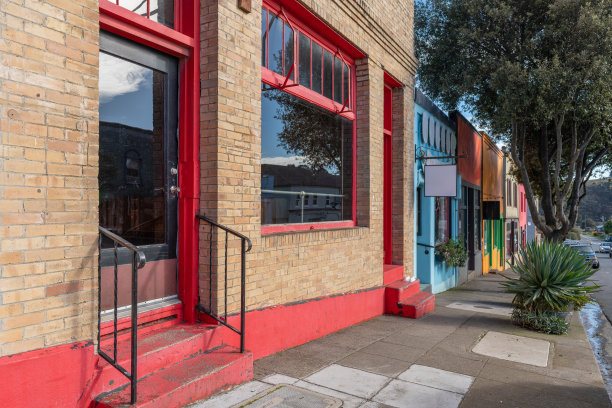 加州门多西诺小镇的主要街道上有商店图片下载