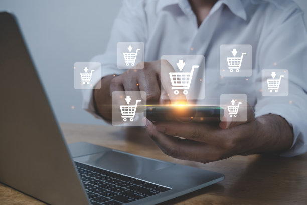 人们用手机在手支付和网上购物，智能手机在手桌面，快递，手机银行，网上购物，互联网，数字营销，网上支付，数字技术的概念图片下载