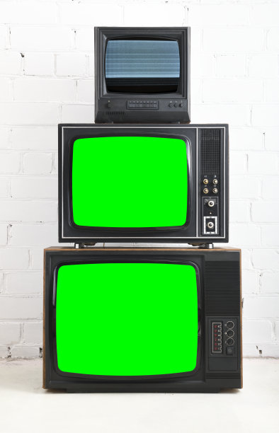 三台旧电视机，绿屏，白砖背景。图片下载