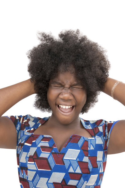 一个18岁的少女，头发蓬乱，非洲发型，非洲面料做的衣服，没有化妆，自然环境光，孤立，白色背景，照片图片下载