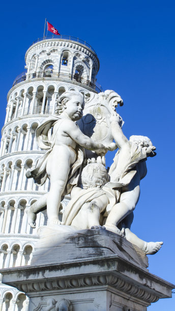 意大利比萨斜塔附近的游客图片下载