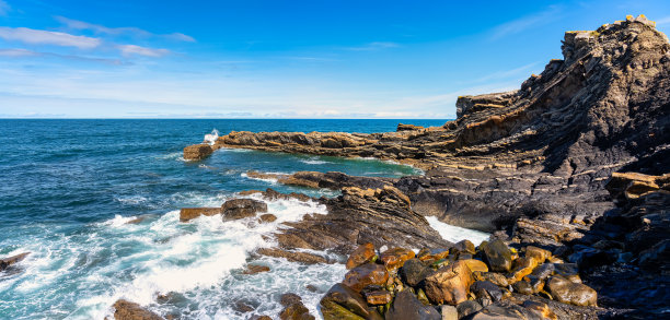 在西班牙北部阿斯图里亚斯的里巴德塞拉，悬崖上的岩层形状奇怪。图片下载
