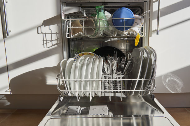 碗碟和餐具在洗碗机的正面视图图片下载