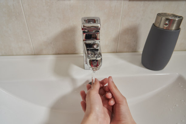 一个女孩在浴室洗手的特写镜头图片下载