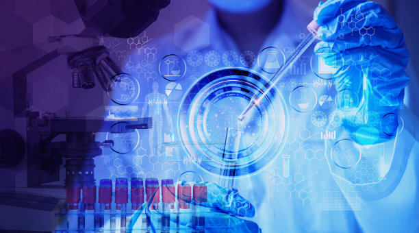 双曝光显微镜年轻的女科学家使用仪器进行研究。基因研究与生物技术科学概念。人类生物学和制药技术图片下载