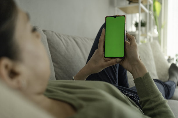 女人使用带色度键的绿屏智能手机图片下载