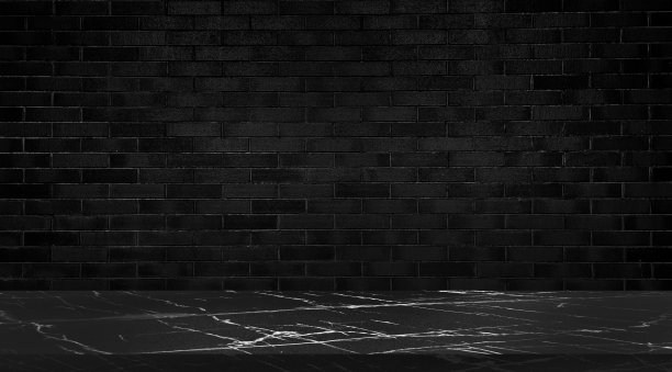 黑色马基纳石大理石桌在前景在深黑色砖墙背景。空表豪华表为产品展示。优雅的商业广告场景。图片下载