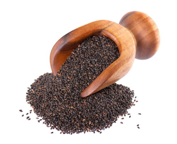 罗勒种子在木勺，孤立在白色背景上。罗勒属basilicum。图片下载