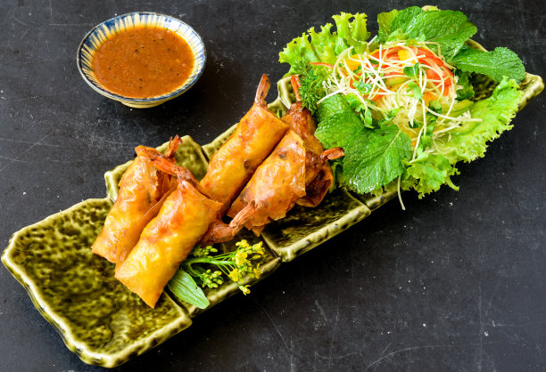 传统的越南炸春卷与猪肉，虾，米纸黑底侧面视图图片下载