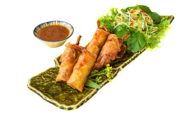 传统的越南炸春卷与猪肉，虾，米纸隔离在白色背景侧视图图片下载