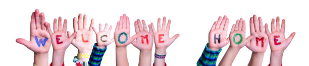 儿童之手建筑字欢迎回家，孤立的背景图片下载