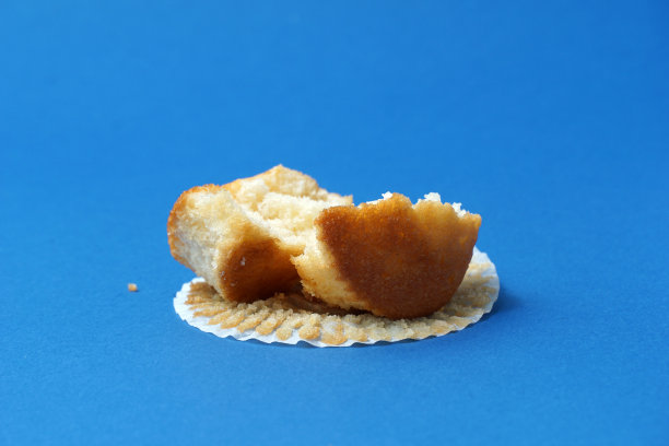 美味的松饼在蓝色纸背景的特写图片下载