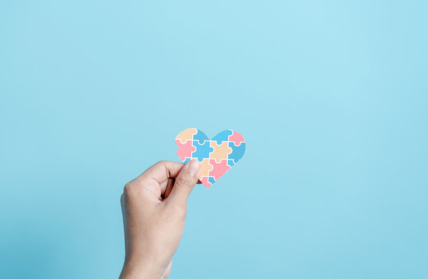 手拼图符号剪纸意识，为自闭症谱系障碍家庭提供支持。世界自闭症宣传日图片下载
