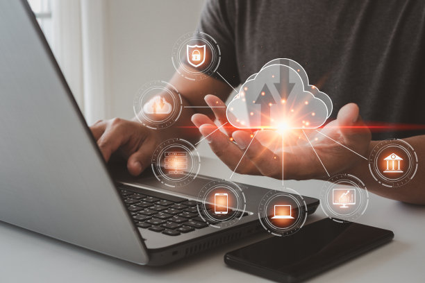 云技术。数据存储。网络化和互联网服务理念。商人使用笔记本电脑与云计算图表显示在手。大数据、物联网、业务流程。图片下载