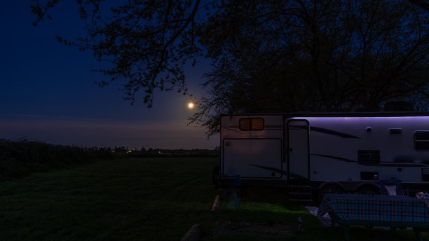 明亮的月亮照耀着房车公园图片下载