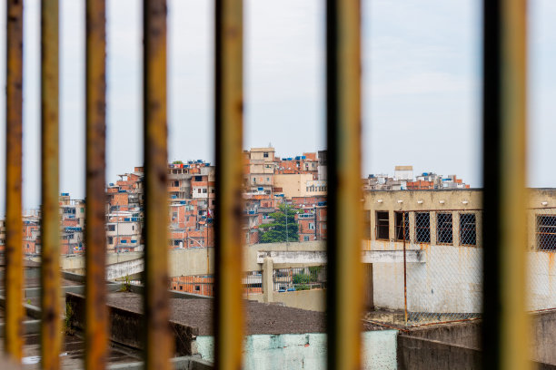 生锈的栏杆，背景是里约热内卢的坎塔加洛山。图片下载