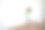 小婴儿打开了门。孩子在锁关着的情况下拉动门把手。两岁儿童图片下载