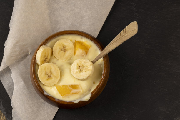 含有水果和香蕉风味的天然酸奶图片下载