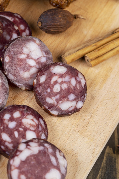 切片的高品质猪肉香肠加上猪油块图片下载