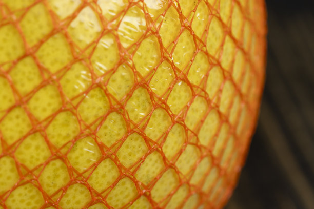 包装在一个红色的网熟黄柚特写图片下载