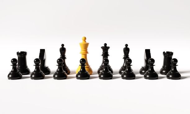 棋盘上有黄色国王的黑色棋子。准备下棋或比赛的白色背景的3d渲染插图。图片下载