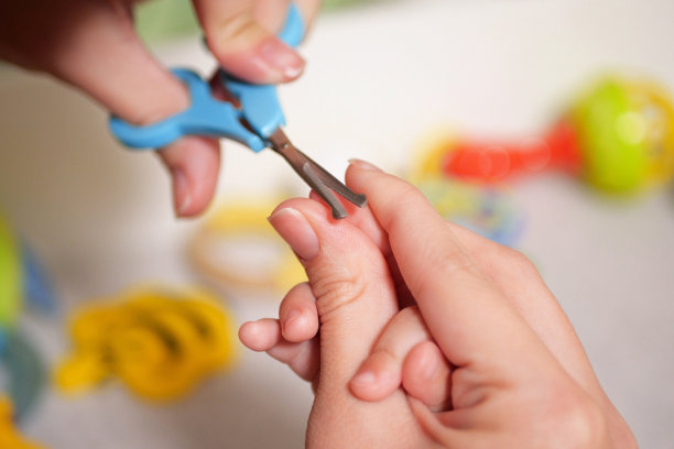 剪婴儿指甲。婴儿护理，新生儿剪指甲的特写镜头图片下载