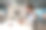 女孩晚上在机场给手机充电。图片下载