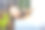 年轻女子抱着她的宠物，试图在她的笔记本电脑上工作，横向摄影图片下载