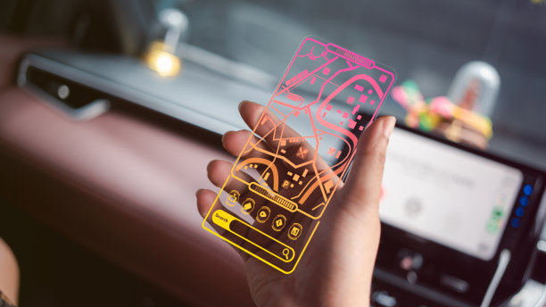 开车时拿着电子标签阅读信息。交通和新的汽车技术概念。图片下载