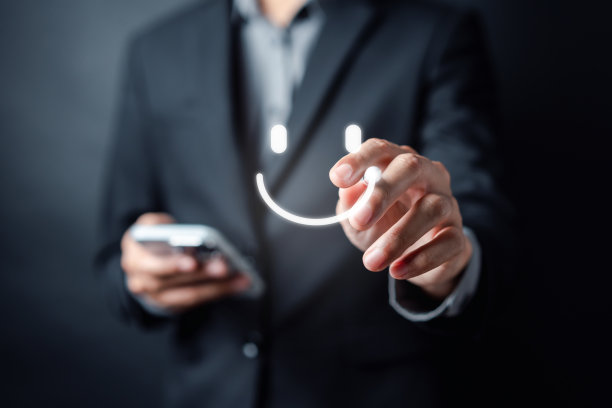 顾客满意度调查，商家持有微笑图标满意度，服务体验评级在线申请，顾客评价产品服务质量，满意度反馈审核。图片下载