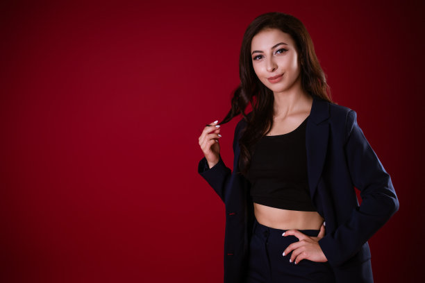 在红色背景上摆姿势的女商人图片下载